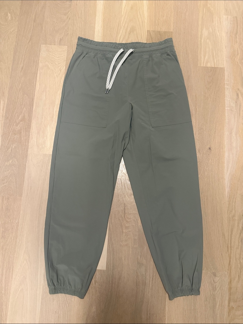 Vuori Women’s Olive Green Drawstring Jogger Pants size Medium